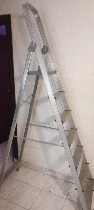 Escalera 6 peldaños aluminio casi nueva