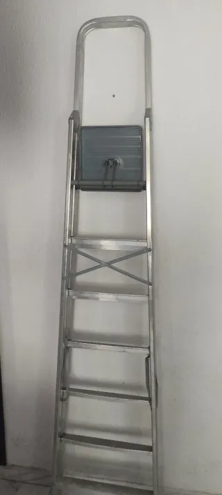 Escalera 6 peldaños aluminio casi nueva