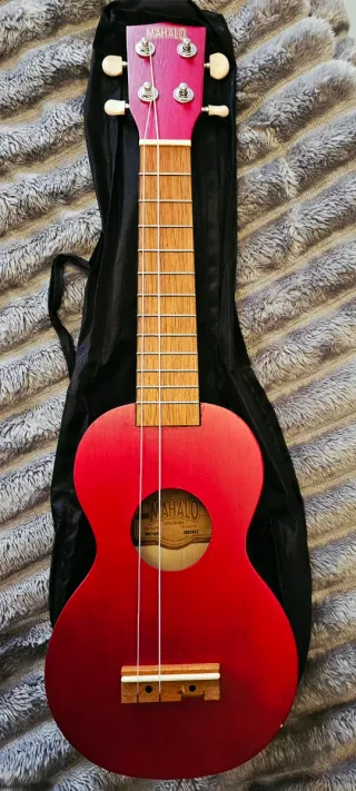 Ukelele Rojo Mahalo con funda