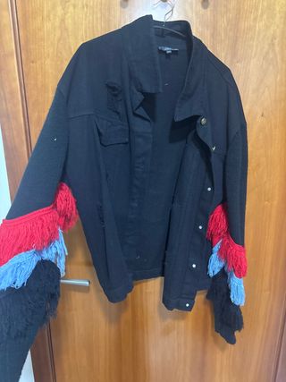 Chaqueta negra con flecos y rotos