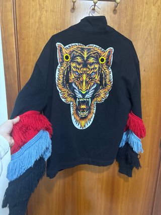 Chaqueta negra con flecos y rotos