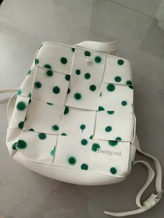 Mochila Desigual blanca con puntos verdes