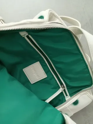 Mochila Desigual blanca con puntos verdes