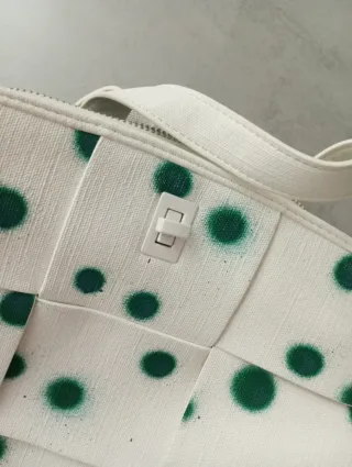 Mochila Desigual blanca con puntos verdes