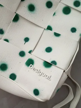 Mochila Desigual blanca con puntos verdes