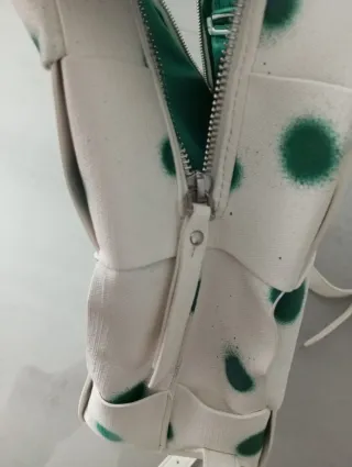 Mochila Desigual blanca con puntos verdes