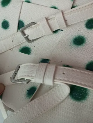 Mochila Desigual blanca con puntos verdes