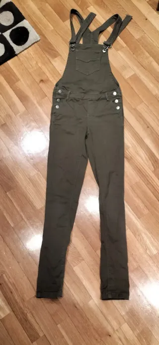 Pantalón peto pitillo verde militar