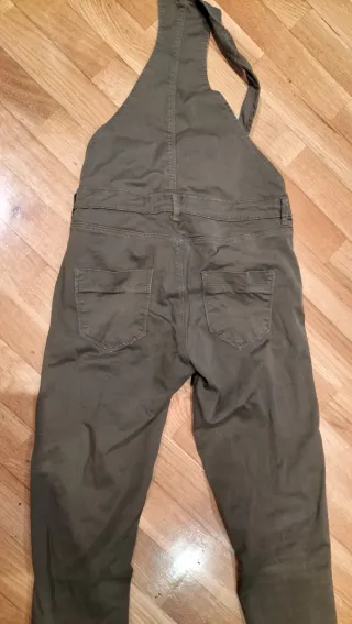 Pantalón peto pitillo verde militar