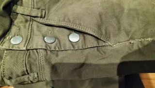 Pantalón peto pitillo verde militar