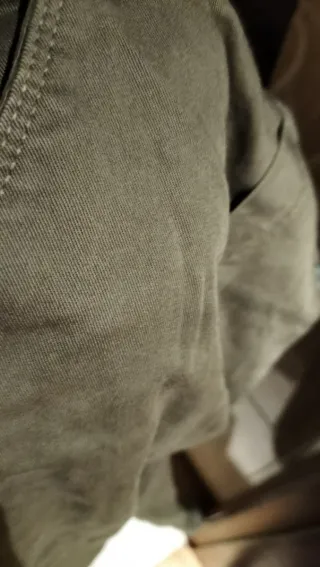 Pantalón peto pitillo verde militar