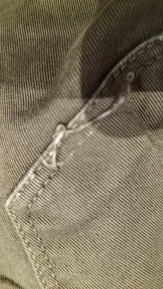 Pantalón peto pitillo verde militar