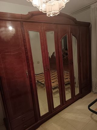 Armario antiguo de madera con espejos