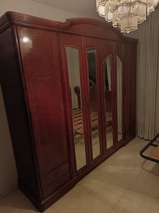 Armario antiguo de madera con espejos