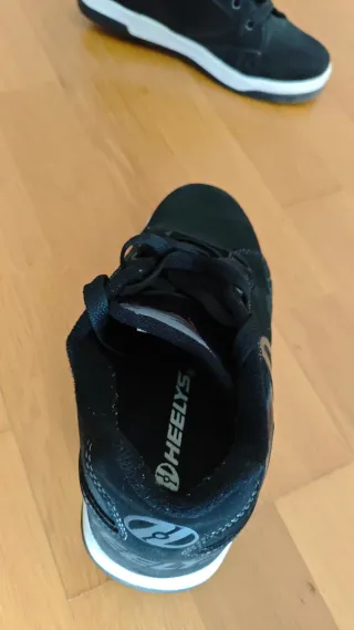 Zapatillas con ruedas negras