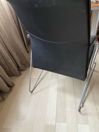 Silla de oficina negra y plateada