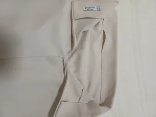 Falda beige drapeada con abertura