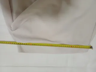 Falda beige drapeada con abertura