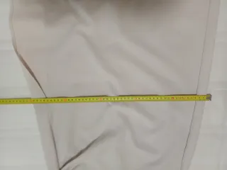 Falda beige drapeada con abertura