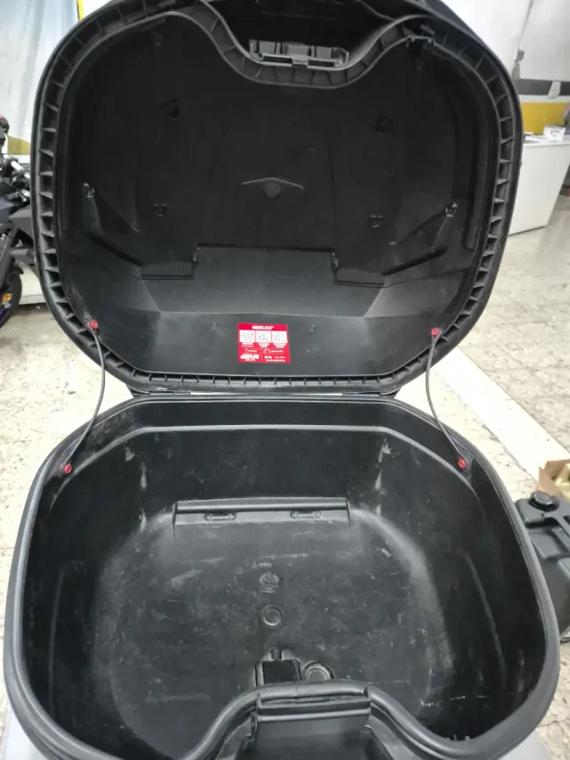 Baúl Givi 37L Negro Carbono