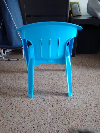 Silla azul de plástico