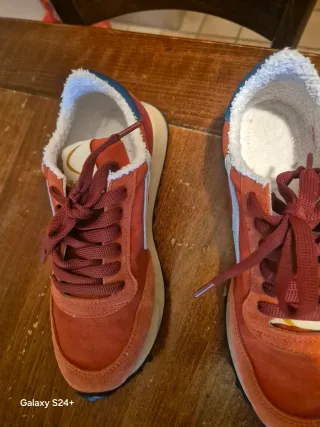 Sneakers arancioni e rosse