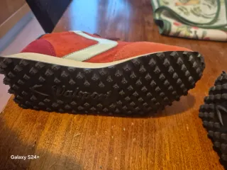 Sneakers arancioni e rosse