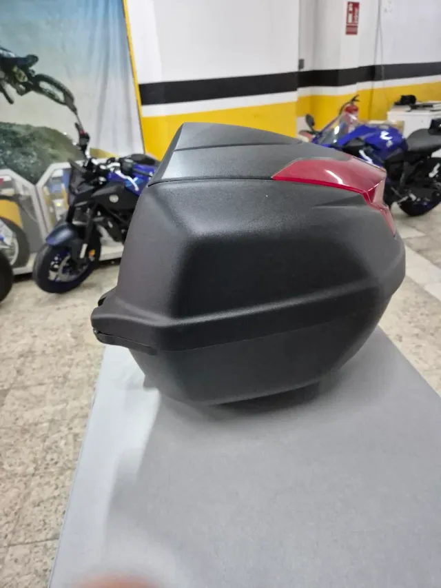 Baúl Yamaha 39L Negro con Logo