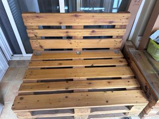 Sofá y mesa de palets Mesa 26.5x18.5 Sofá 120x33.