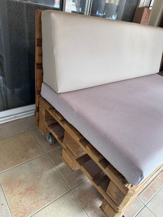 Sofá y mesa de palets Mesa 26.5x18.5 Sofá 120x33.
