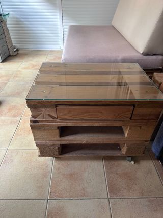 Sofá y mesa de palets Mesa 26.5x18.5 Sofá 120x33.