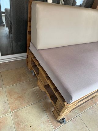 Sofá y mesa de palets Mesa 26.5x18.5 Sofá 120x33.