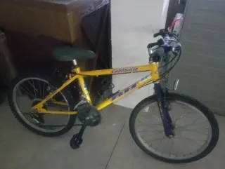 Bicicleta infantil amarilla