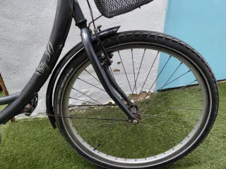 Bicicleta de paseo con cesta