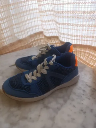 Zapatillas deportivas niño azul y naranja