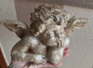 Figura de ángel decorativa