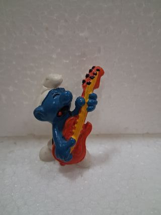 Pitufo con guitarra