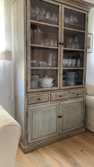 Vitrina antigua de madera y cristal