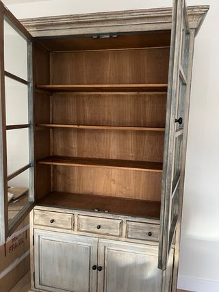 Vitrina antigua de madera y cristal