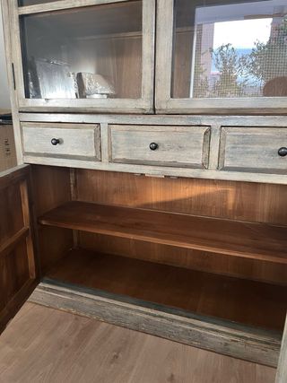 Vitrina antigua de madera y cristal