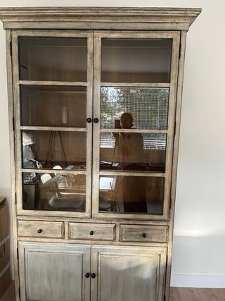 Vitrina antigua de madera y cristal