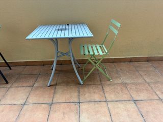 Mesa de jardín y 2 sillas azules