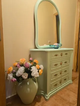 Mueble de madera y metal dorado