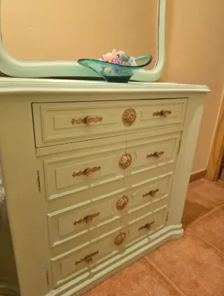 Mueble de madera y metal dorado