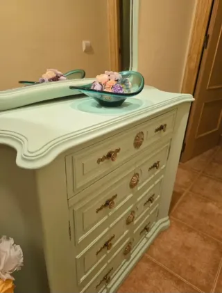 Mueble de madera y metal dorado