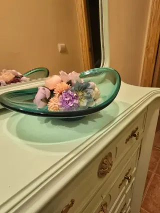 Mueble de madera y metal dorado