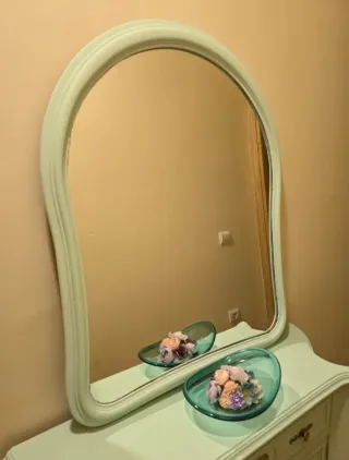 Mueble de madera y metal dorado