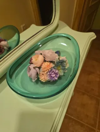 Mueble de madera y metal dorado