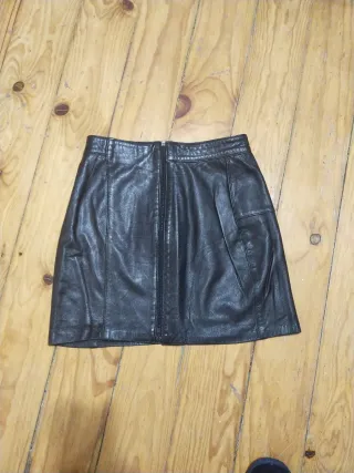 Falda de piel negra