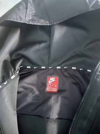 Chaqueta Nike Negra con Capucha
